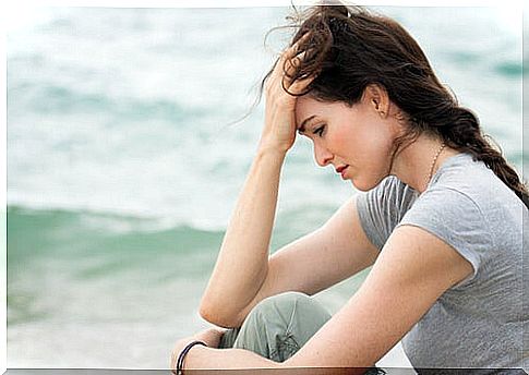 Woman sitting in front of the sea symbolizing the phrases of Gianni Rodari