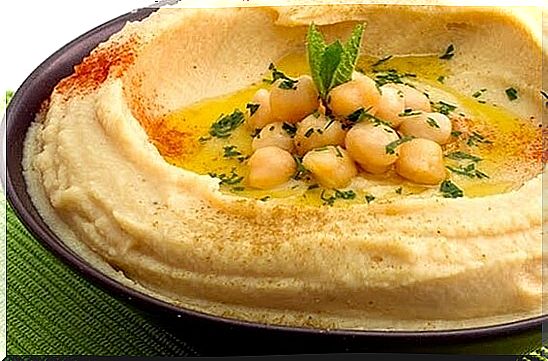 hummus, one of the foods that increase serotonin and dopamine