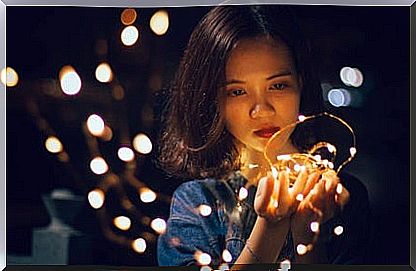 girl looking at lights to represent how attention can be trained 