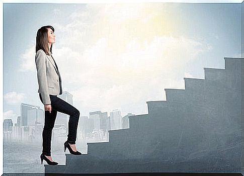 Woman climbing stairs to represent the attempt to reduce the syndrome of high exposure at work